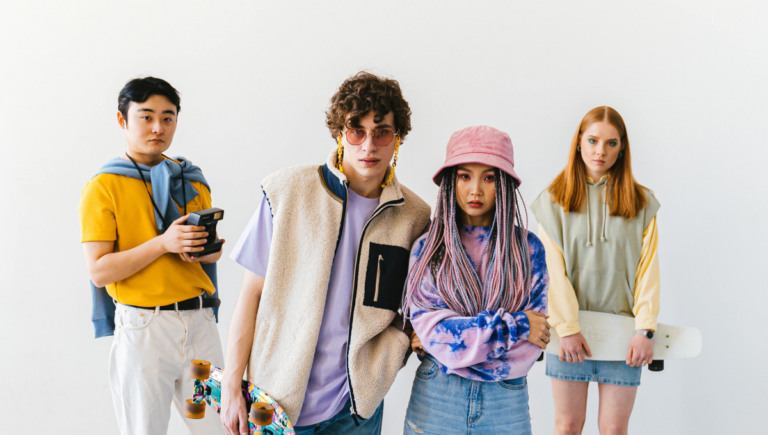 Social Media Trends Header Bild von 4 jungen Erwachsenen in Trend-Kleidung