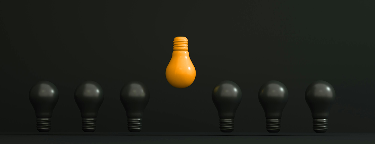 Glühbirnen in einer Reihe. Eine Glühbirne ist an.